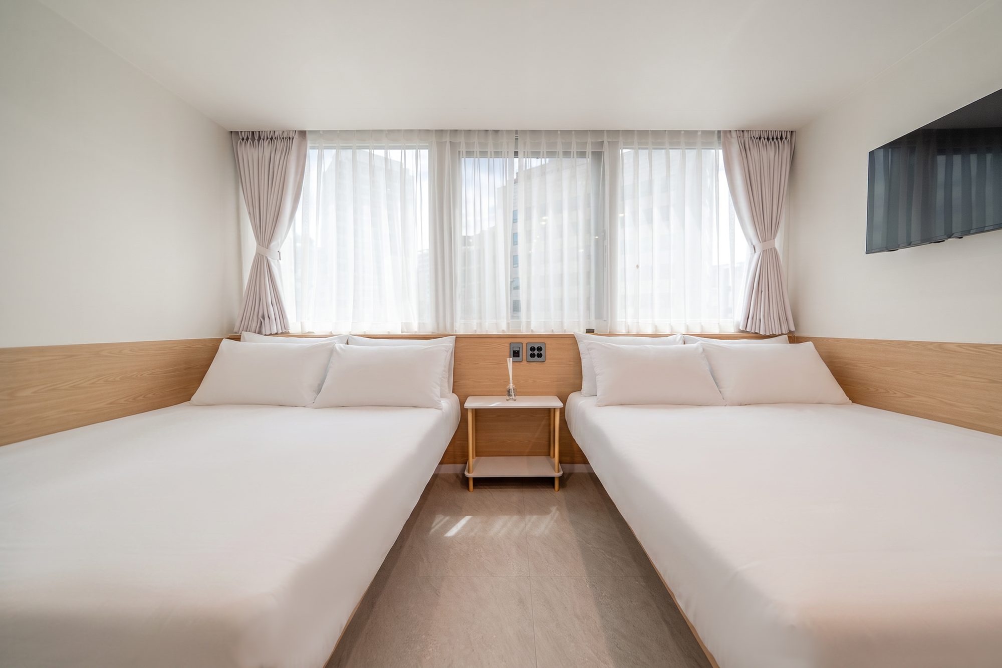 melo stay twin room, symmetric view